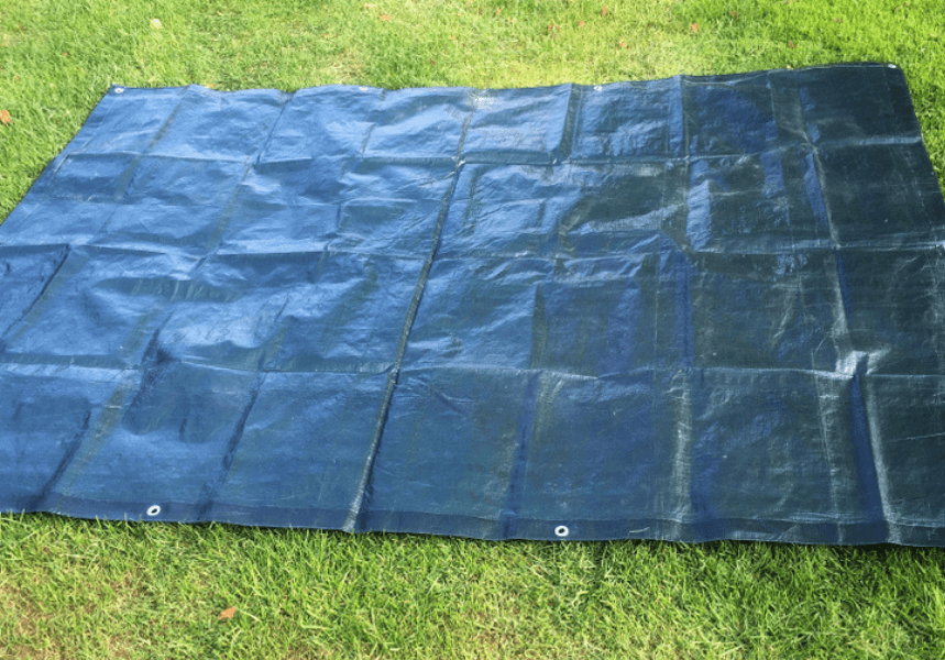 Tarpaulin that can be secured down with shock cords