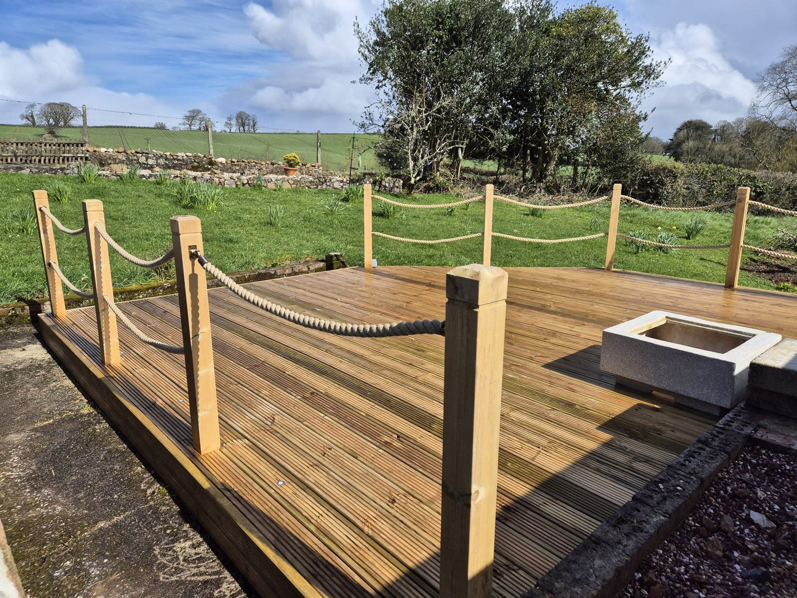 Decking, using 28 milimetre synthetic hemp rope from Ropes Direct